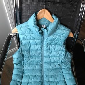 Women’s Old Navy ‘Active’ Puffer Vest, medium blue/teal color zipper close